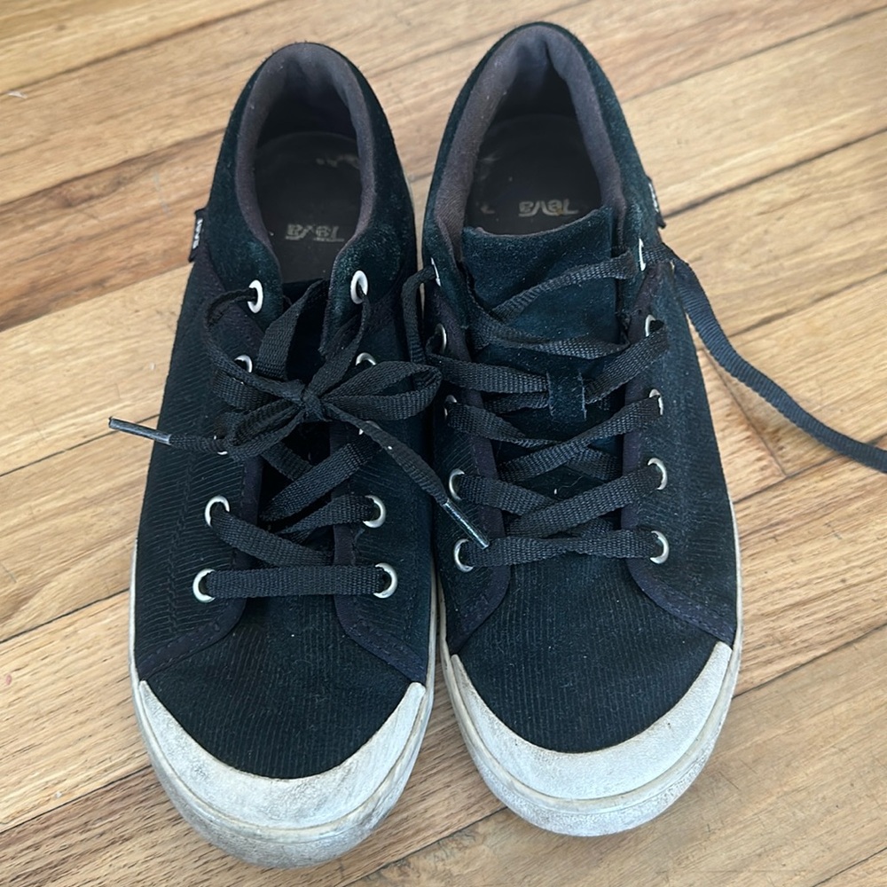 Black Teva Freewheel sneakers great for fall - corduroy, so cute!